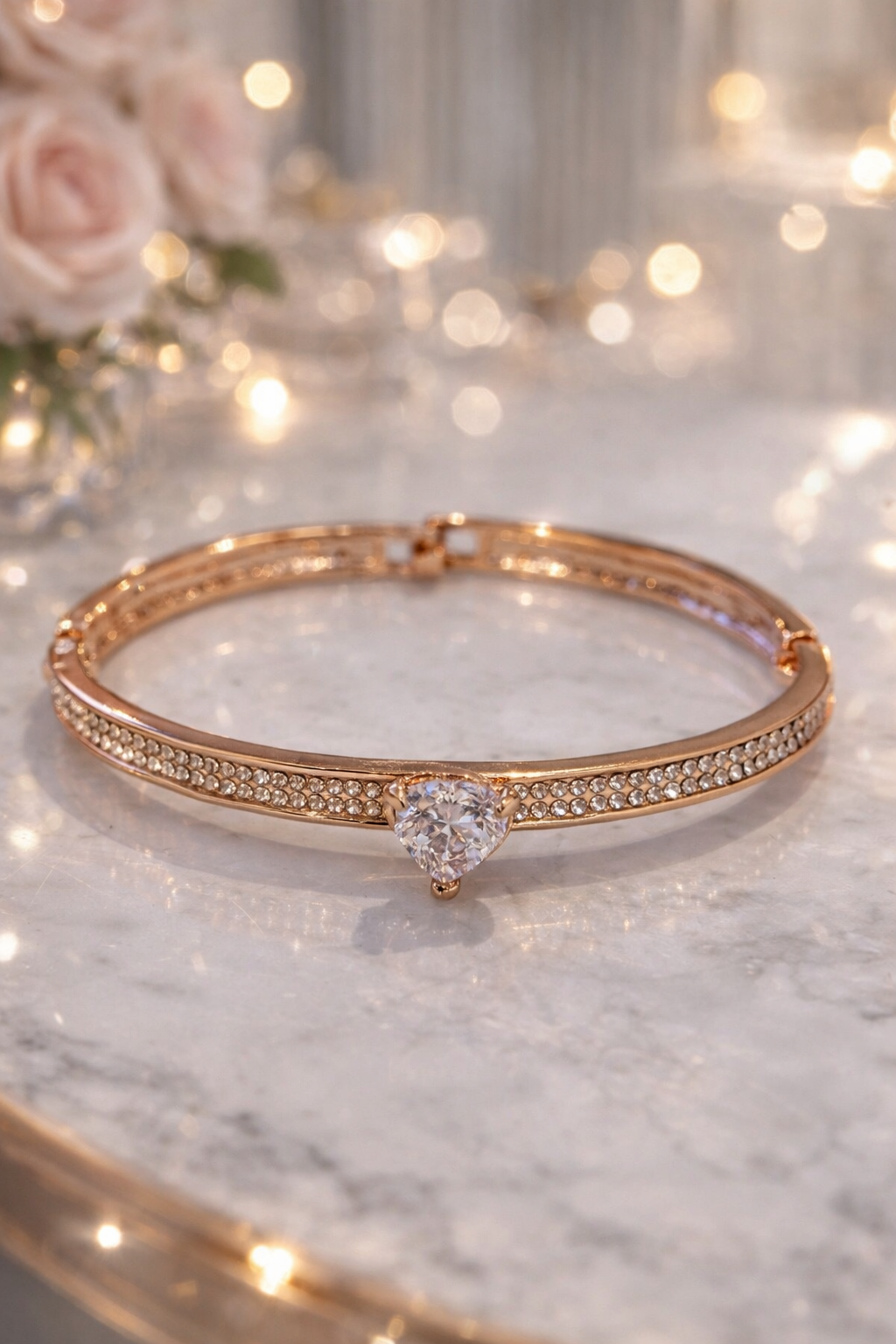 Single diamanté Heart Gold Plated Clasp Bracelet