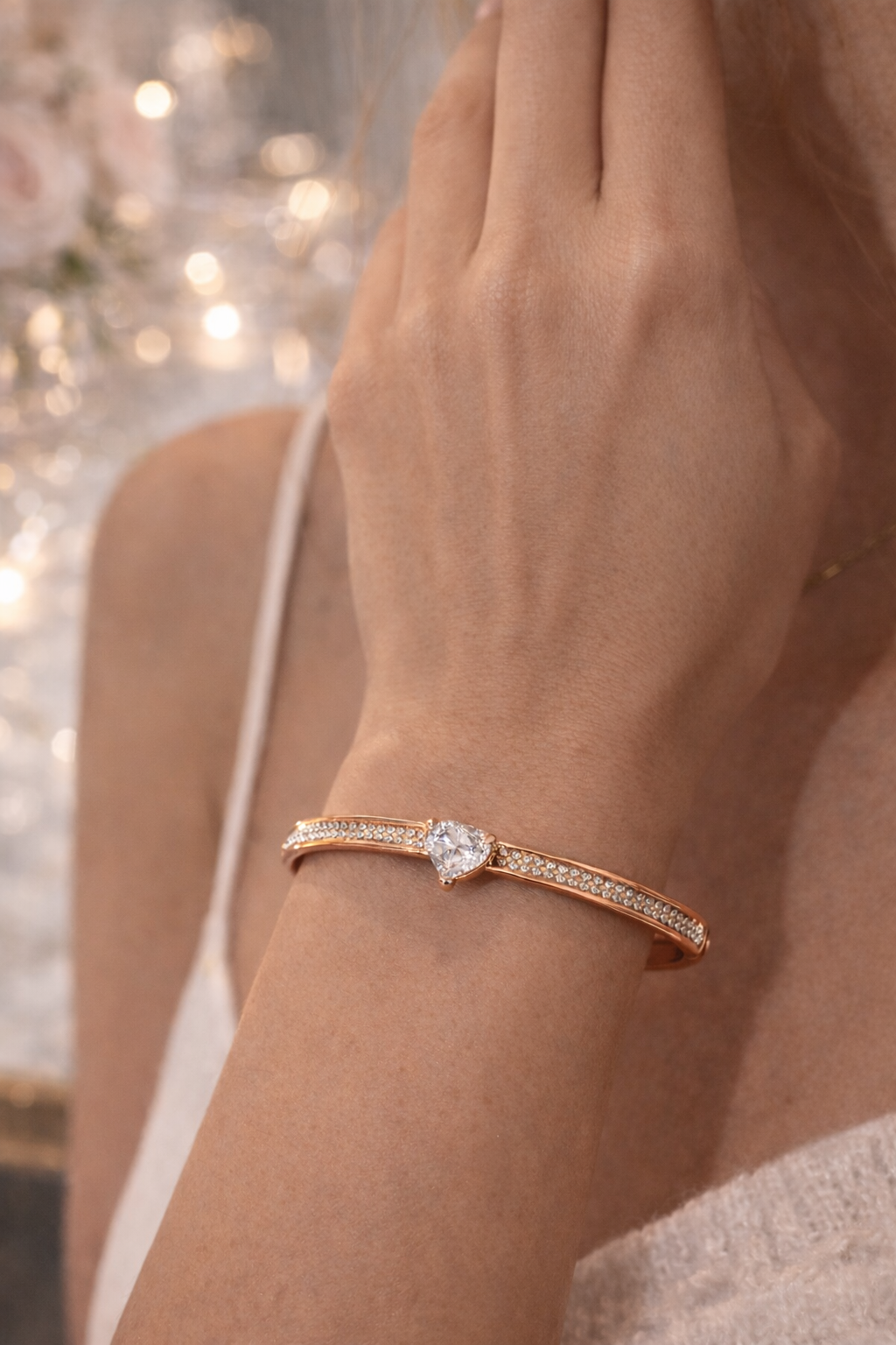 Single diamanté Heart Gold Plated Clasp Bracelet